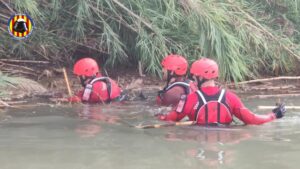 Búsqueda del hombre que fue arrastrado por el agua cuando cruzaba un barranco de Paterna